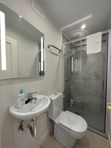 Baño completo. Ducha, gel de manos, gel de ducha y champú.