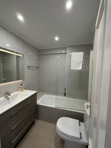 Baño completo. Bañera, ducha, gel de manos, gel de ducha y champú.